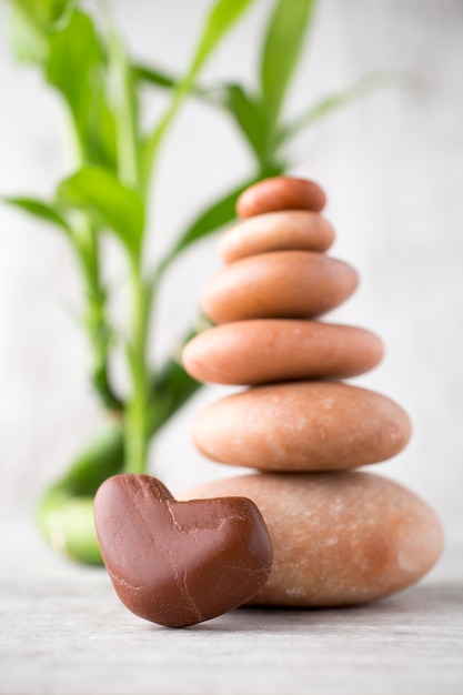 Piedras de spa en la superficie gris.