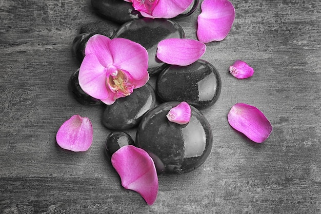 Piedras de spa con vista superior de flores de orquídeas