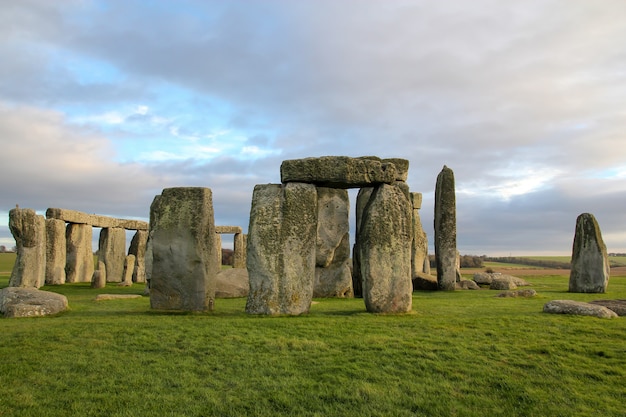 Foto las piedras de stonehenge es un hito famoso y la naturaleza hermosa en wiltshire, inglaterra