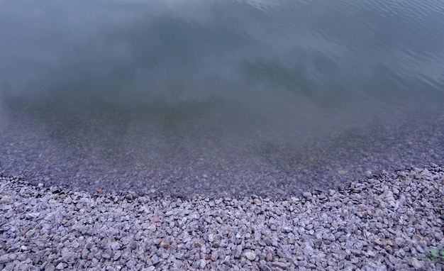 Piedras trituradas de la costa del río Cerrar