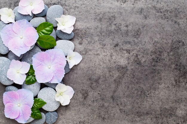 Piedras zen con flores