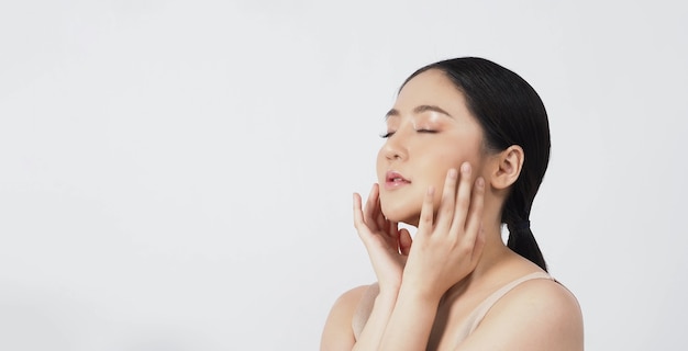 Piel de belleza. concepto de maquillaje. Cara de belleza y cabello negro de mujer bonita joven para cosmética de cuidado de la piel.