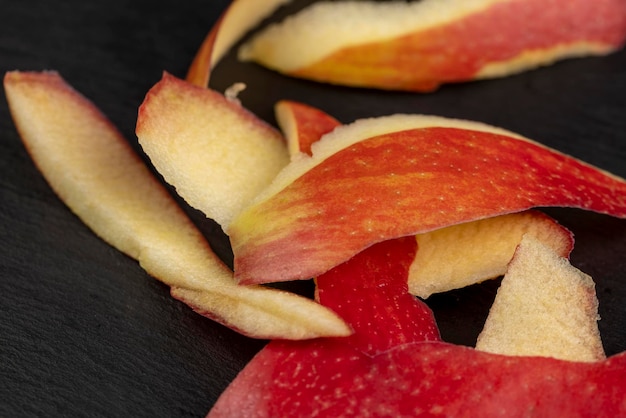 Foto la piel fláccida de una manzana pelada sobre la mesa