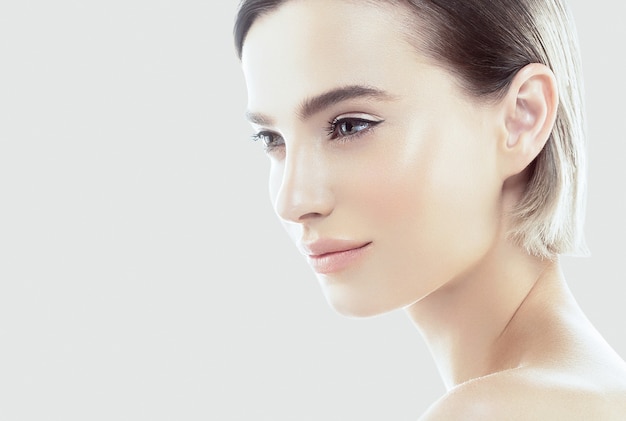 Piel limpia mujer natural maquillaje belleza healthyskin aislado en blanco. Tiro del estudio.