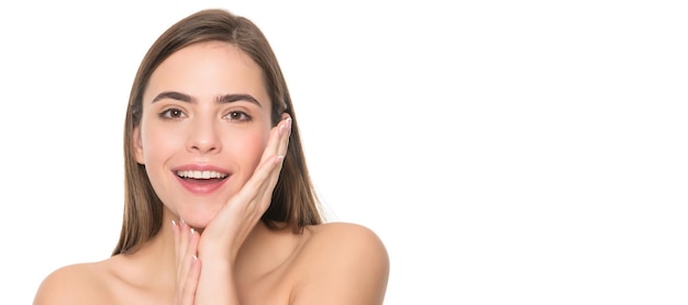 Piel de mujer de belleza Cara de belleza de mujer de cerca retrato banner aislado con espacio de copia chica joven con hombros desnudos retrato de dama feliz aislado en blanco