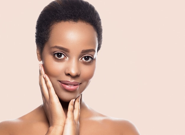 Piel negra belleza mujer pura piel natural afro chica aislada en blanco. Tiro del estudio.