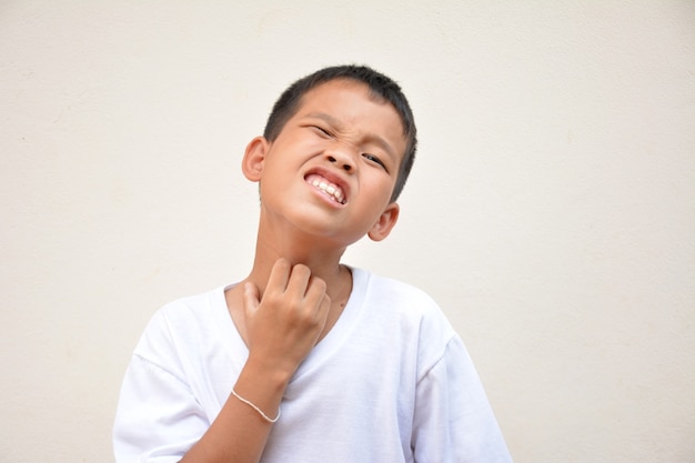 Piel de niño asiático en el cuello