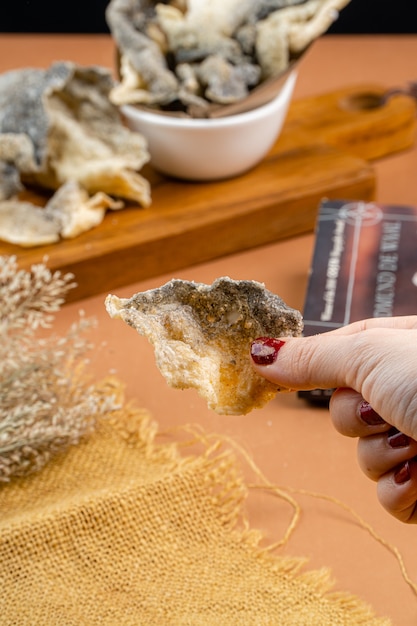 piel de salmón o piel de pescado crujiente La piel está cubierta uniformemente con condimentos