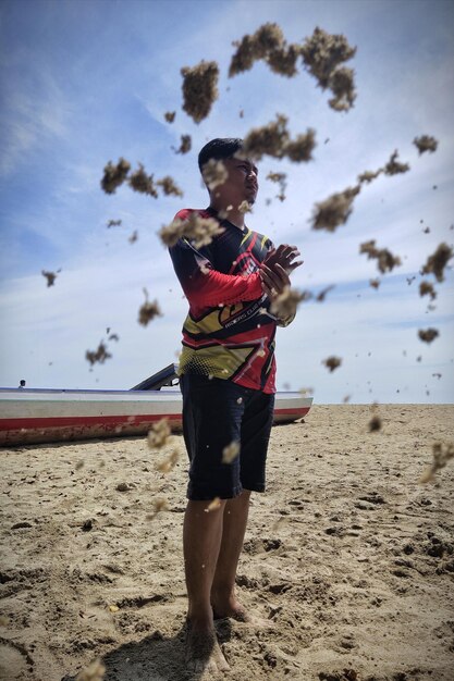 Foto piensa inteligente y disfruta de la belleza de la arena de la playa