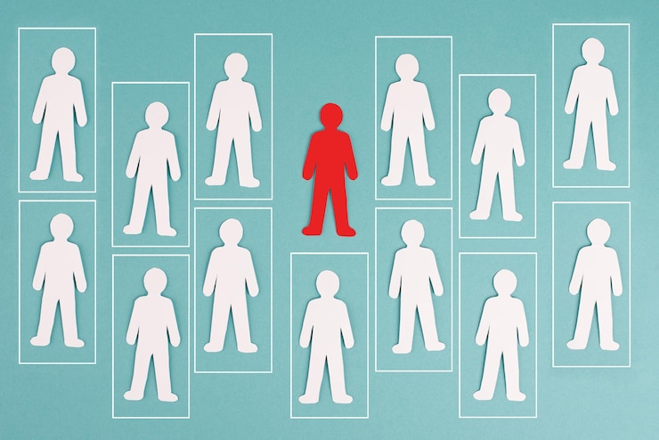 Foto piense fuera del concepto de caja, destacándose de la multitud, grupo de personas en cajas, un hombre rojo