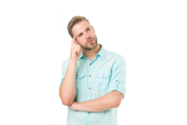 Piense en solucionar. Hombre con cara seria de cerdas pensando en fondo blanco. Concepto de estado de ánimo pensativo. Hombre con barba pensando. Piense en la solución. Cerca de la solución. Guy, pensativo, se toca la sien.