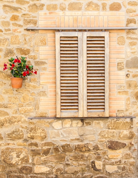 Pienza, Toskana, Italien. Altes Fenster mit Blumen