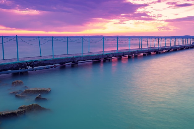 Pier am Plattensee bei Sonnenuntergang Ungarn