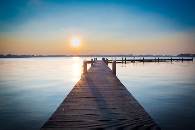 Pier am See gegen den Himmel bei Sonnenuntergang