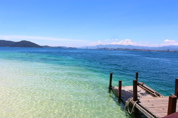 Pier am Strand gegen den Himmel