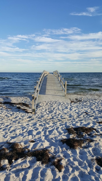 Foto pier am strand gegen den himmel