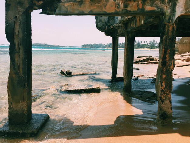 Foto pier am strand vor klarem himmel