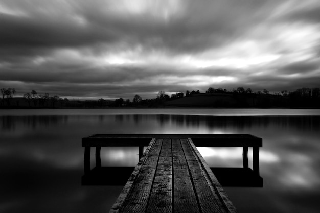 Foto pier auf dem meer gegen bewölkten himmel