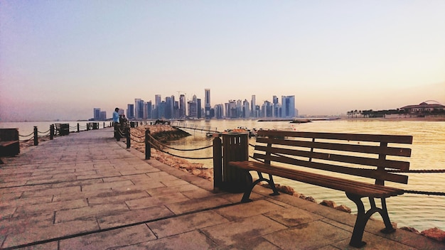 Pier auf dem Meer gegen klaren Himmel bei Sonnenuntergang