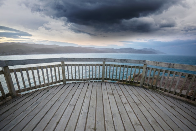 Pier auf dem See bei Sonnenaufgang