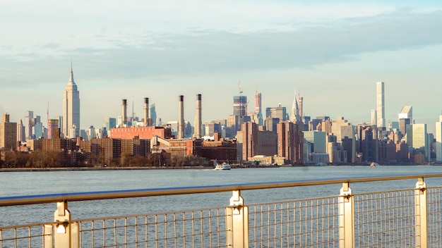 Pier en la ciudad de Nueva York durante el invierno