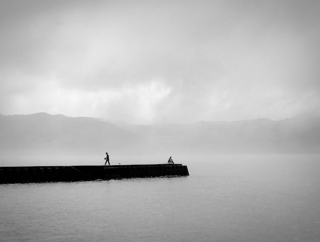 Pier im Meer gegen den Himmel bei nebligem Wetter