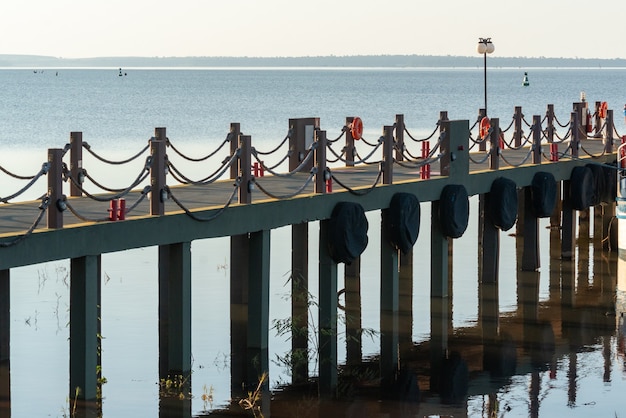 Pier im See des Itaipu-Staudamms im Bundesstaat Foz do Iguacu Parana Brasilien am 19. Mai 2015