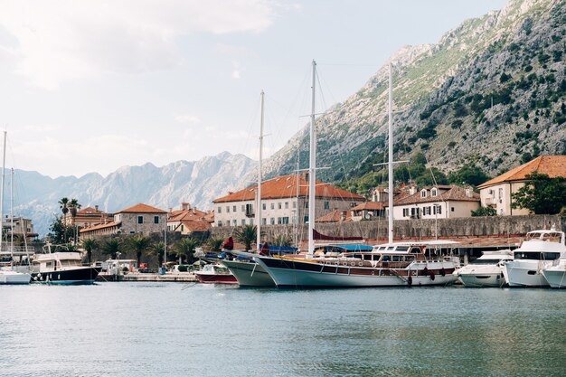 Pier in der Nähe der Altstadt Kotor Montenegro schönen Panaramablick