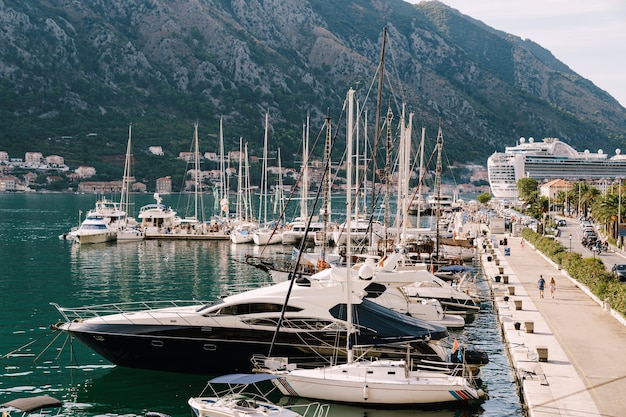 Pier in der Nähe der Altstadt Kotor Montenegro