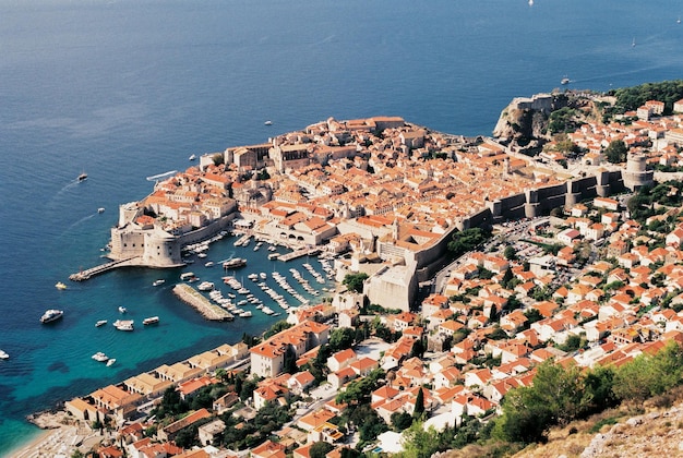 Pier mit Booten in der Nähe der alten Steinhäuser von Dubrovnik Kroatien