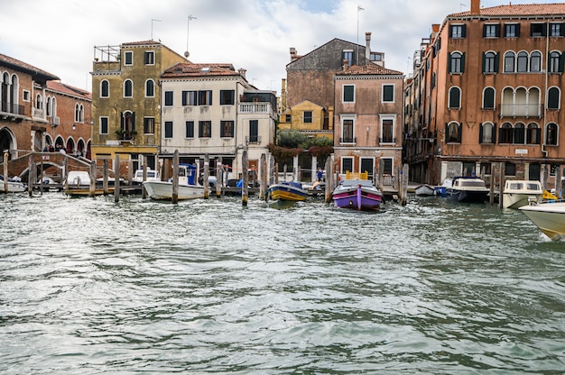 Pier mit festgemachten Booten auf dem Canal Grande.