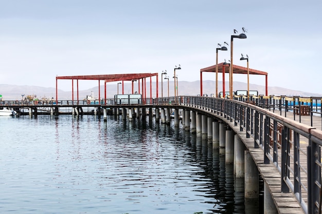 Pier mit Holzdeck