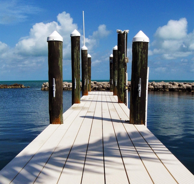 Foto pier no lago contra o céu