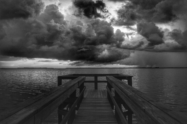Foto pier no mar contra o céu nublado
