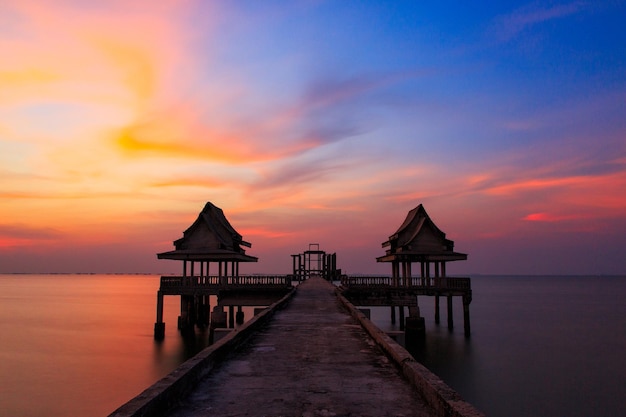 Pier no mar no início da manhã
