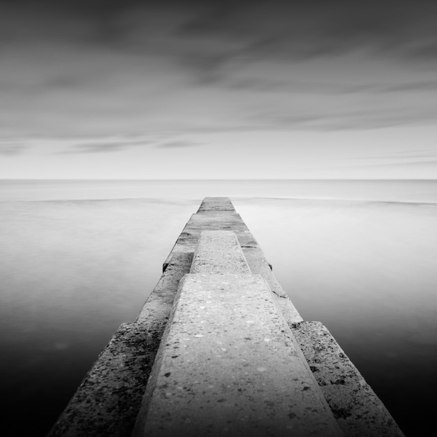 Foto píer no meio do mar contra o céu