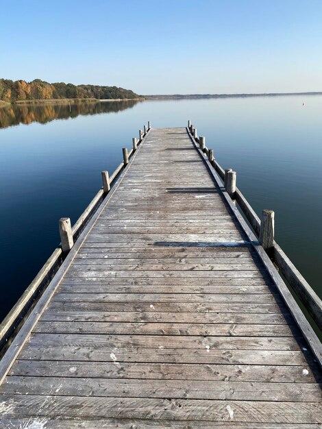 Foto pier sobre o lago contra o céu limpo