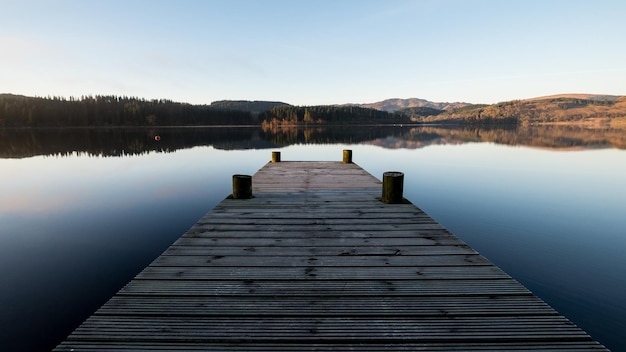 Pier sobre o lago contra o céu limpo