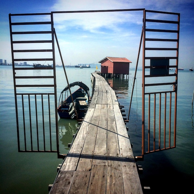 Foto pier sobre o lago contra o céu