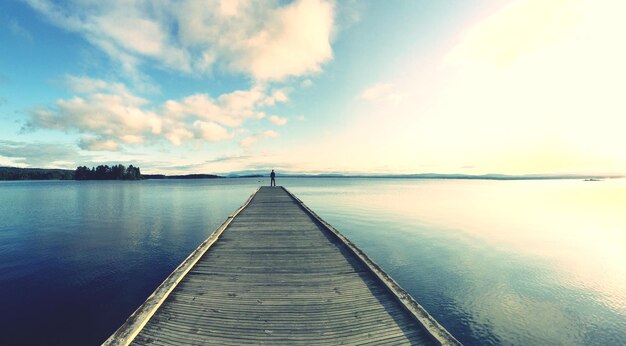 Foto pier sobre o lago contra o céu