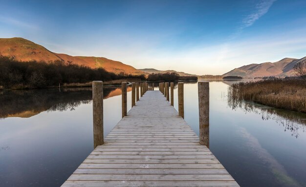 Pier sobre o lago contra o céu