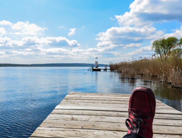 Foto pier sobre o lago contra o céu