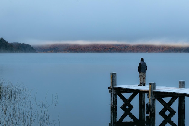 Pier sobre o lago contra o céu