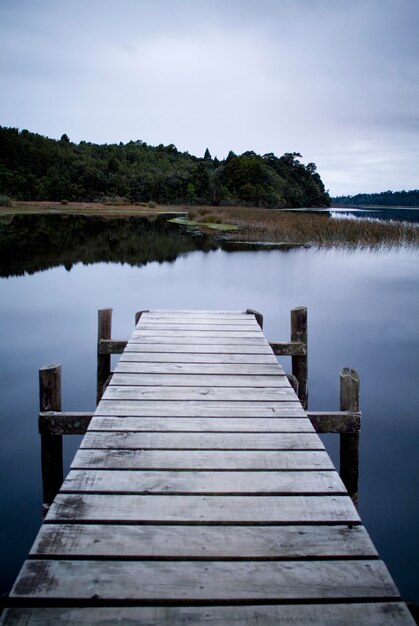 Pier sobre o lago contra o céu