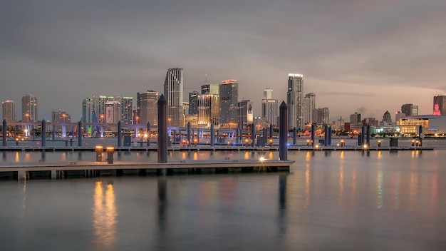 Pier sobre o mar contra edifícios na cidade