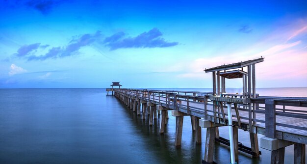 Foto pier sobre o mar contra o céu azul