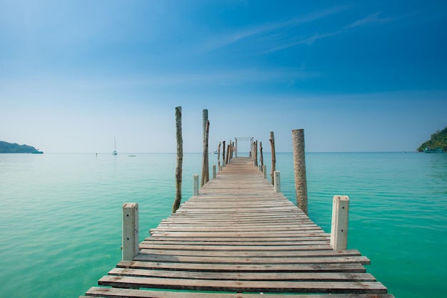 Foto pier sobre o mar contra o céu azul