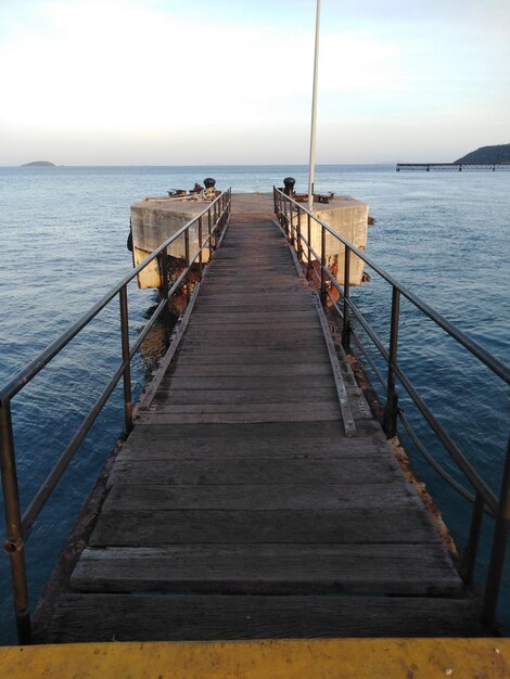 Foto pier sobre o mar contra o céu