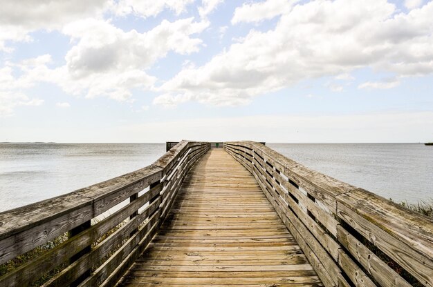 Pier sobre o mar contra o céu