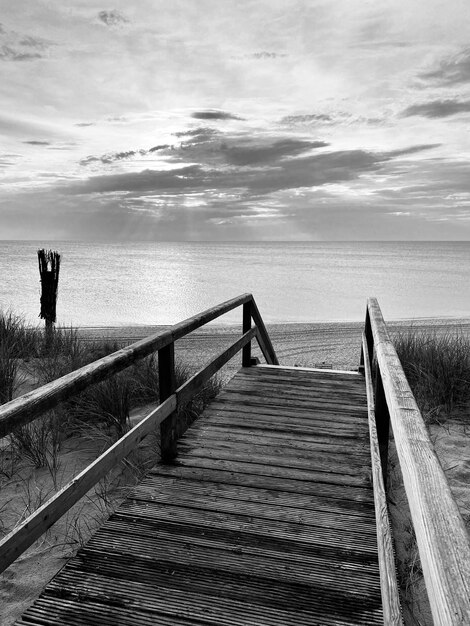 Pier sobre o mar contra o céu